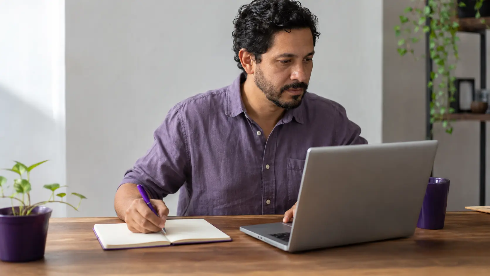 Adulto estudando para exame de proficiência em idiomas