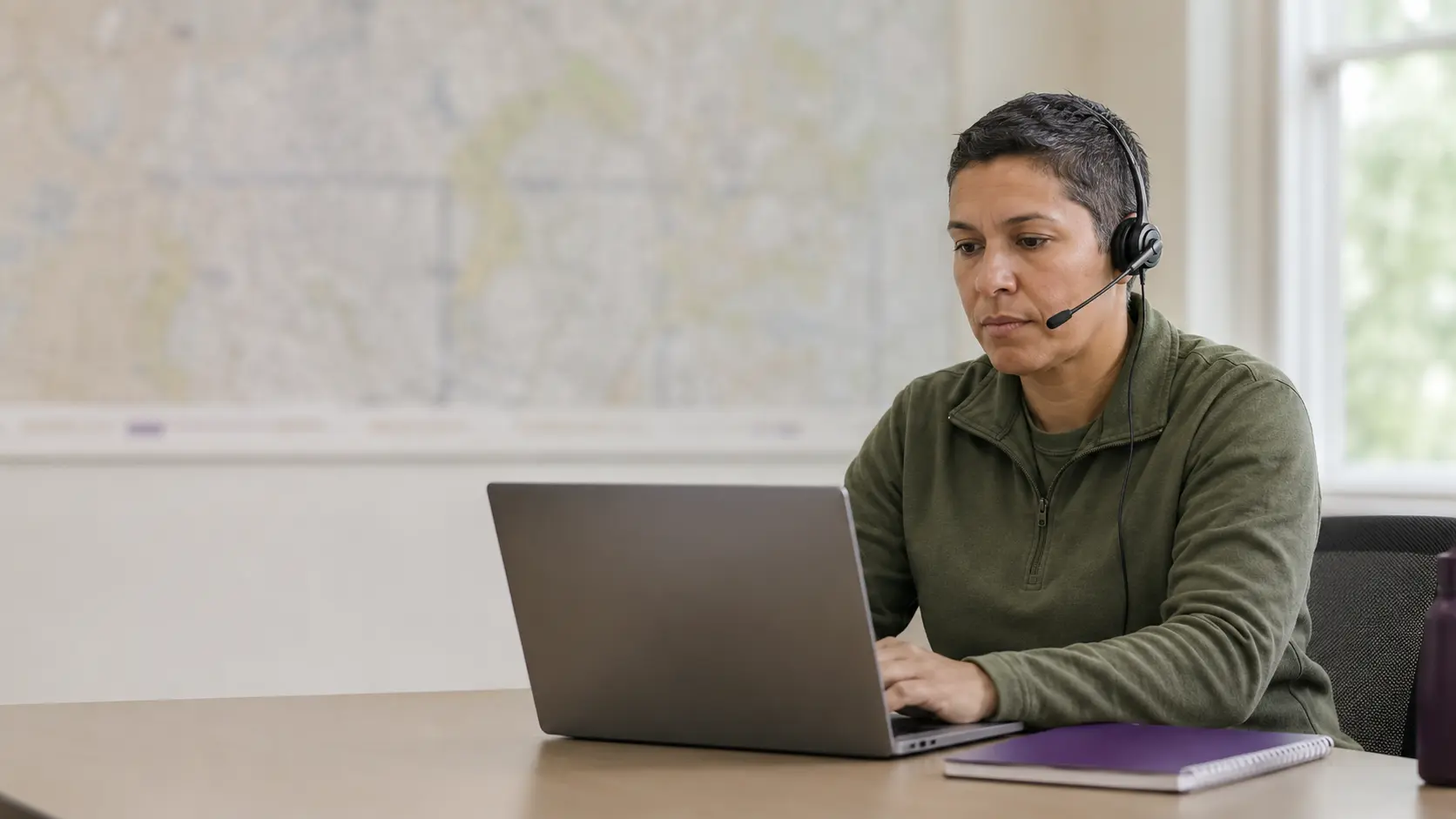 Profissional em treinamento de idiomas com foco em contexto militar